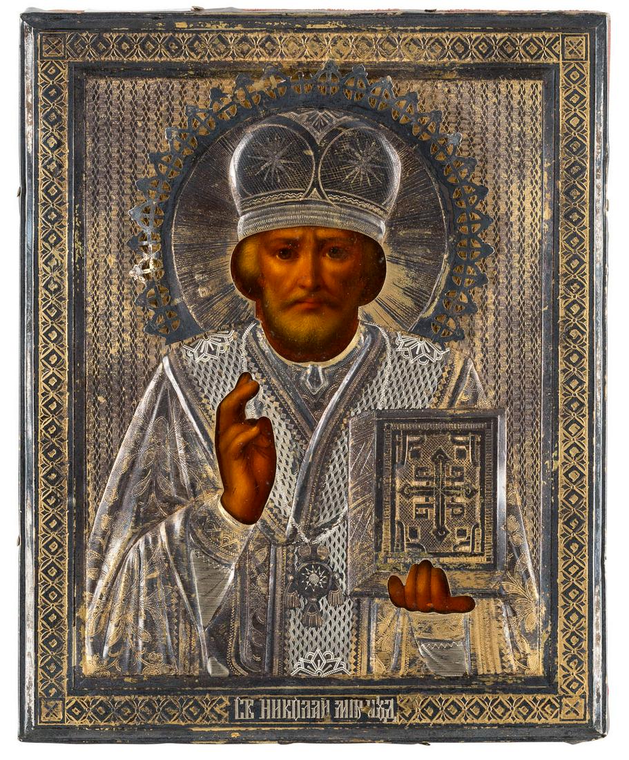 A SMALL ICON SHOWING ST. NICHOLAS OF MYRA WITH A: A SMALL ICON SHOWING ST. NICHOLAS OF MYRA WITH A SILVER-GILT OKLAD Russian, late 19th century (icon), Russian, Moscow, Ivan Nikolaev Mnekin, 1896-1908 (oklad) Holztafel mit rückseitiger Samtabdeckung