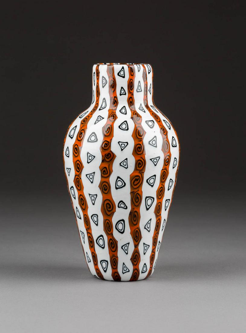 VITTORIO FERRO 1932 Murano - 2012 VASE 'MURRINE': VITTORIO FERRO 1932 Murano - 2012 VASE 'MURRINE' Italien, Murano, wohl Fratelli Pagnin, Ende 20. Jh. Farbloses Glas, aufgeschmolzene Bänder in Opakweiß und Orange, dunkelviolette Murrine. H.