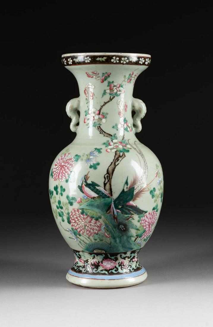 DOUQING-VASE MIT PHÖNIX UND ELSTERN China, 19. Jh. (1 of 2)