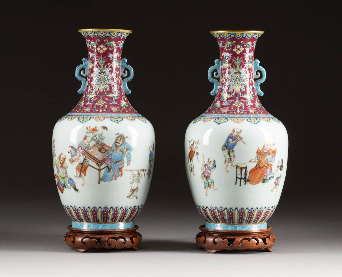 PAAR VASEN MIT FIGÜRLICHEN SZENEN China, um 1900 (1 of 2)