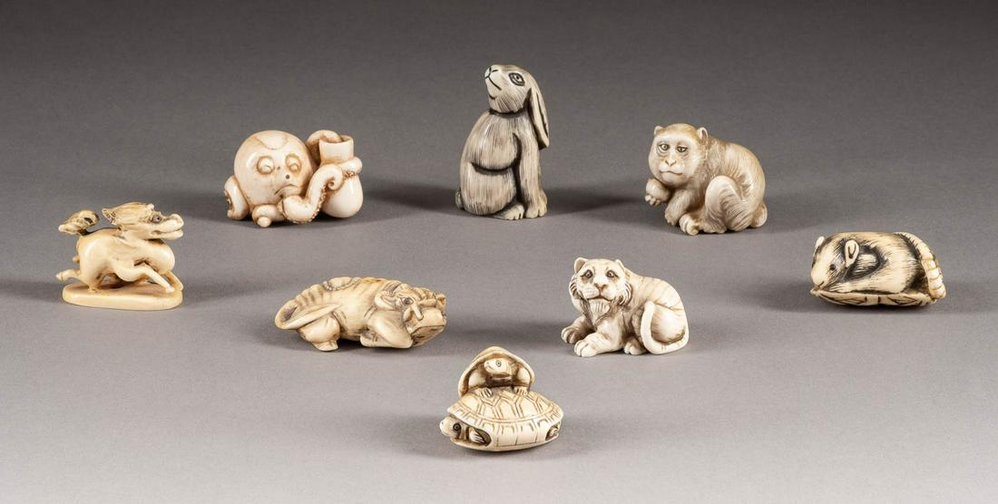 ACHTTEILIGES KONVOLUT: NETSUKE Japan, um 1900 Bein, (1 of 1)