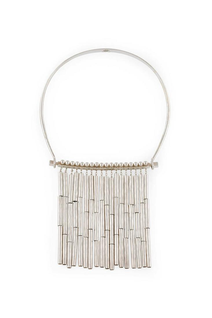 COLLIER 'HANS HANSEN NO. 355' Dänemark, 20. Jh.: COLLIER 'HANS HANSEN NO. 355' Dänemark, 20. Jh. Silber. Ges.-Gew. ca. 164 g. Gest. 925, Denmark, Herstellersignet 'Hans Hansen', nummeriert 533. Halsreif mit einlegbarem Schaustück, Kugeldek