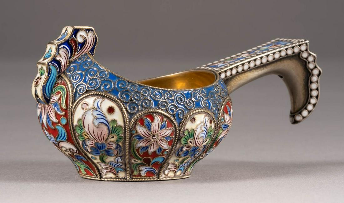 A SILVER-GILT AND CLOISONNÉ ENAMEL KOVSH 2nd half 20th: A SILVER-GILT AND CLOISONNÉ ENAMEL KOVSH 2nd half 20th century Of traditional form. Bearing spurious Russian hallmarks. 9 cm long, 63 gr. CLOISONNÉ-EMAIL-KOWSCH 2. Hälfte 20. Jh. Silber