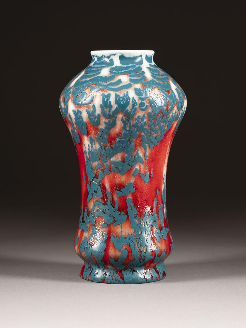 VASE MIT LAUFGLASUR: VASE MIT LAUFGLASUR Deutsch, KPM Berlin, um 1900 Sog. Seger-Porzellan, weisse und rote Laufglasur, blauer ueberfang. H. 20,5 cm. Unterglasurblaue Zeptermarke, darunter 'Sgr.P', Modellnr. '17844' (eing