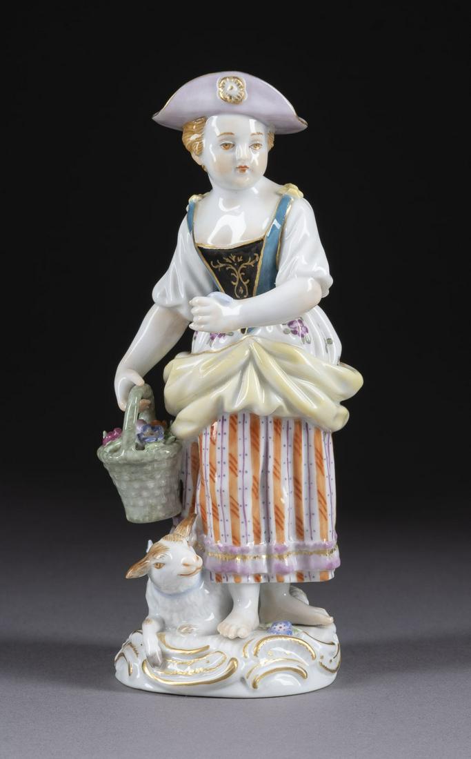 JOHANN JOACHIM KAENDLER GaeRTNERKIND MIT LAMM: JOHANN JOACHIM KAENDLER 1706 Fischbach/Arnsdorf - 1775 Meissen GaeRTNERKIND MIT LAMM Deutsch, Meissen, 1985 (Entwurf 1750-1760) Porzellan, polychrome Malerei, Goldstaffage. H. 13 cm. Unterglasurblaue 