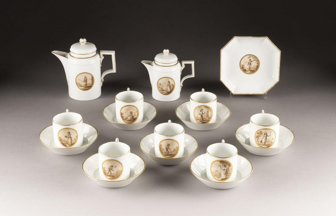 SELTENES ZEHNTEILIGES KAFFEESERVICE MIT: SELTENES ZEHNTEILIGES KAFFEESERVICE MIT KINDERDARSTELLUNGEN Deutsch, KPM Berlin, um 1780-1800 Porzellan, Sepiacamaieu, Goldstaffage. H. bis 15 cm (Kanne), L. 14,5 cm (Schale). Unterglasurblaue Zepterm