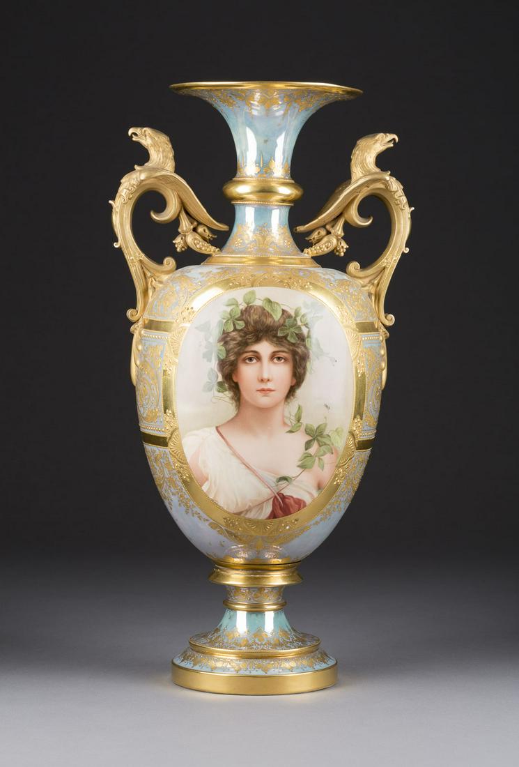 GROSSE PRACHTVOLLE VASE MIT PERSONIFIKATIONEN: GROSSE PRACHTVOLLE VASE MIT PERSONIFIKATIONEN Deutsch und oesterreich, KPM Berlin und Wien, um 1900 Porzellan, teils Biskuitporzellan, polychrome Malerei, Goldstaffage. H. 48,5 cm. Unterglasurblaue Ze