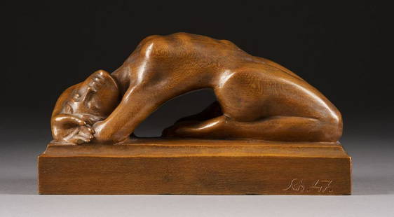 RICHARD SCHEIBE, LIEGENDER FRAUENAKT: RICHARD SCHEIBE 1879 Chemnitz - 1964 Berlin Liegender Frauenakt Holz, vollplastisch geschnitzt, braun gebeizt. H. 10 cm, B. 20 cm. Schauseitig mit Ritzsignatur 'Sch. 47.'. UEber einem rechteckigen Soc