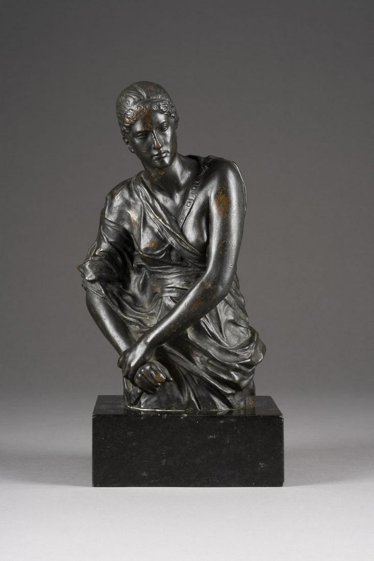 MAX KLINGER, KASSANDRA: MAX KLINGER 1857 Leipzig - 1920 Grossjena Kassandra Bronze, dunkel patiniert, schwarzer Marmor. Ges.- H. 30 cm, H. 25 cm (Figur). Seitlich bezeichnet 'M. Klinger fec', verso mit Giessereimarke 'Akt.-