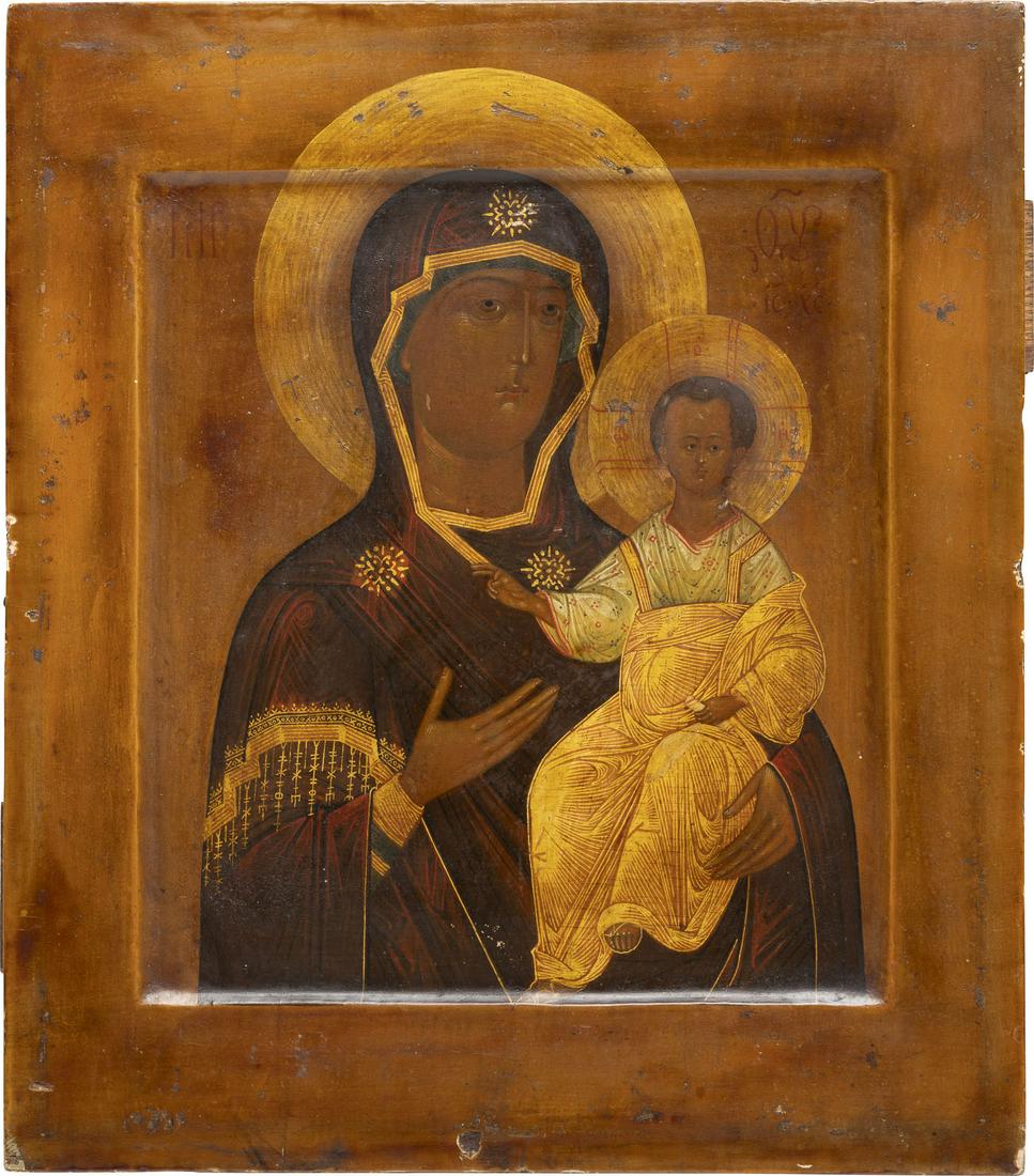 A FINE ICON SHOWING THE SMOLENSKAYA MOTHER OF GOD: FEINE IKONE MIT DER GOTTESMUTTER VON SMOLENSK (SMOLENSKAJA) Russland, 19. Jh. Holztafel mit zwei RÃ¼ckseiten-Sponki. Kowtscheg, Eitempera auf Kreidegrund, Gewandfalten in Goldassist. 30,5 x 26,6 cm.