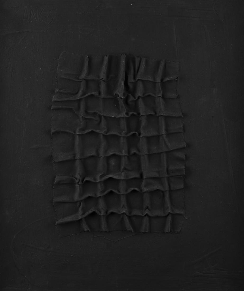 GRATFALTUNG, SCHWARZ: HERBERT ZANGS1924 Krefeld - 2003 ebendaGRATFALTUNG, SCHWARZ Acryl und Stoff auf Leinwand. 52 x 43 cm (R. 63 x 54,5 x 6 cm). Oben links signiert 'Zangs'. Expertise: Mit Zertif