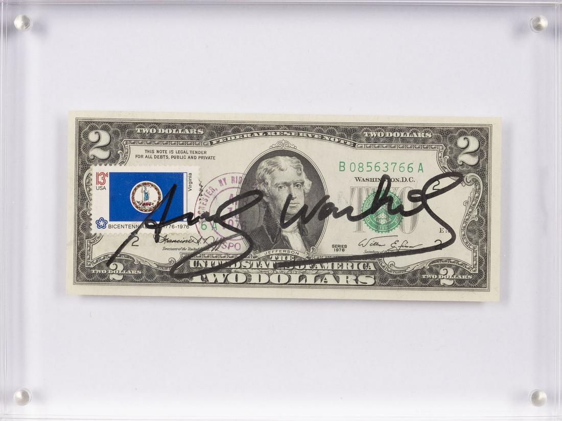 '2 DOLLARS (THOMAS JEFFERSON)' (1976): ANDY WARHOL1928 Pittsburgh - 1987 New York'2 DOLLARS (THOMAS JEFFERSON)' (1976) Ready-made, 2-Dollar-Note mit Briefmarke 'Virginia', in Plexiglas. 15 x 20 x 2 cm. Handsigniert 'Andy Warho