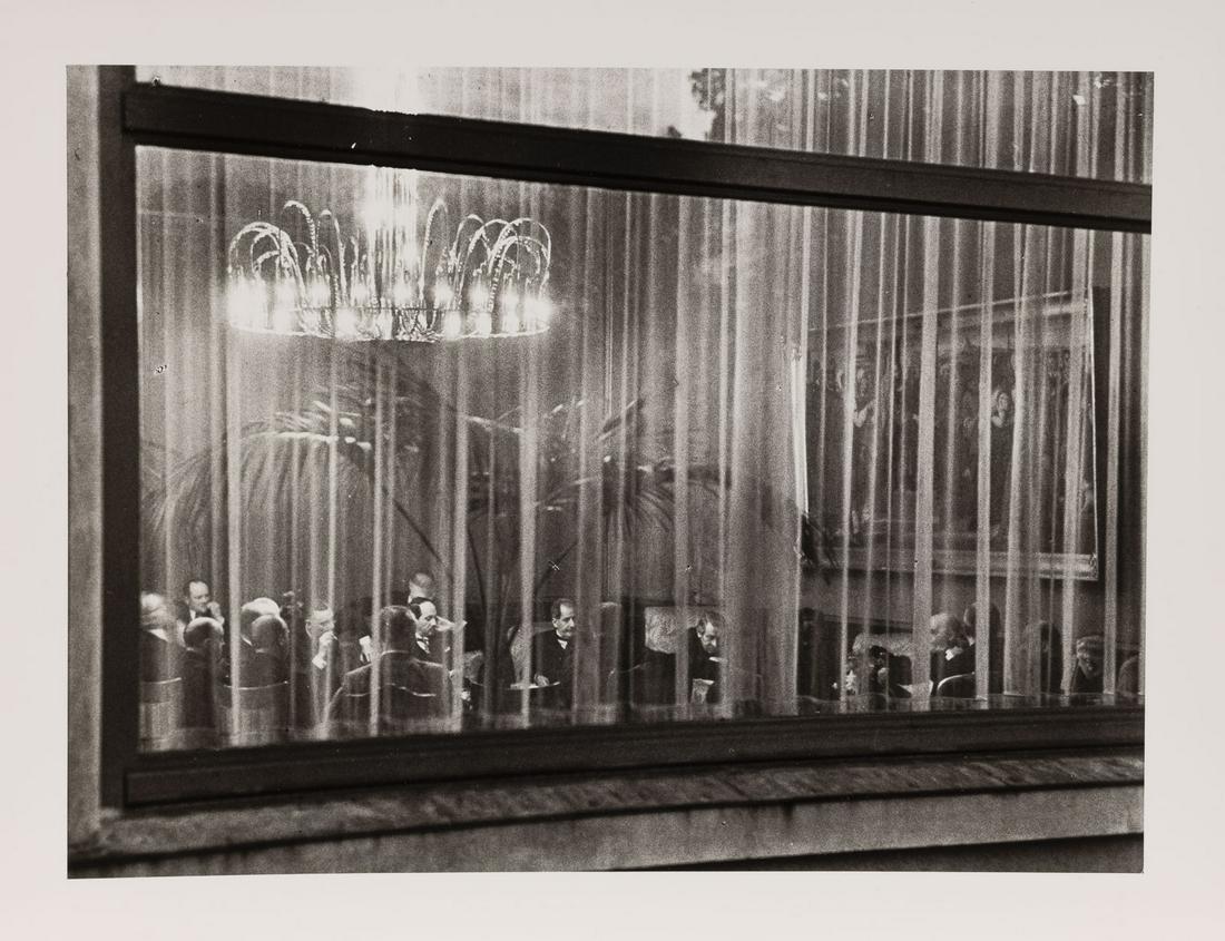 OHNE TITEL (MOMENTAUFNAHME): ERICH SALOMON1886 Berlin - 1944 KZ AuschwitzOHNE TITEL (MOMENTAUFNAHME) Silbergelantine-Abzug auf Fotopapier, spÃ¤terer Abzug von 2001. 20 x 26,5 cm, BM 24 x 30,5 cm. Verso mit Nachlassst