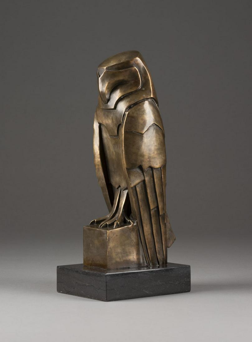 BRONZEFIGUR 'UHU': MODERNER BILDPLASTIKER TÃ¤tig 2. H. 20. Jh. BRONZEFIGUR 'UHU' Bronze, mit brauner Patina, Steinsockel. H. 36 cm. Auf der linken Seite bez. 'Fernandez'.