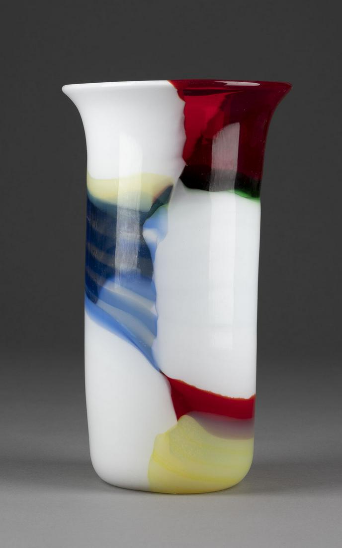 VASE 'BANDIERE': ANZOLO FUGA 1914 Murano - 1998 ebenda VASE 'BANDIERE' Italien, Murano, A.V.e.M, 2. H. 20. Jh. Farbloses Glas mit weiÃŸen und polychromen Bandaufschmelzungen. H. 28.5 cm.