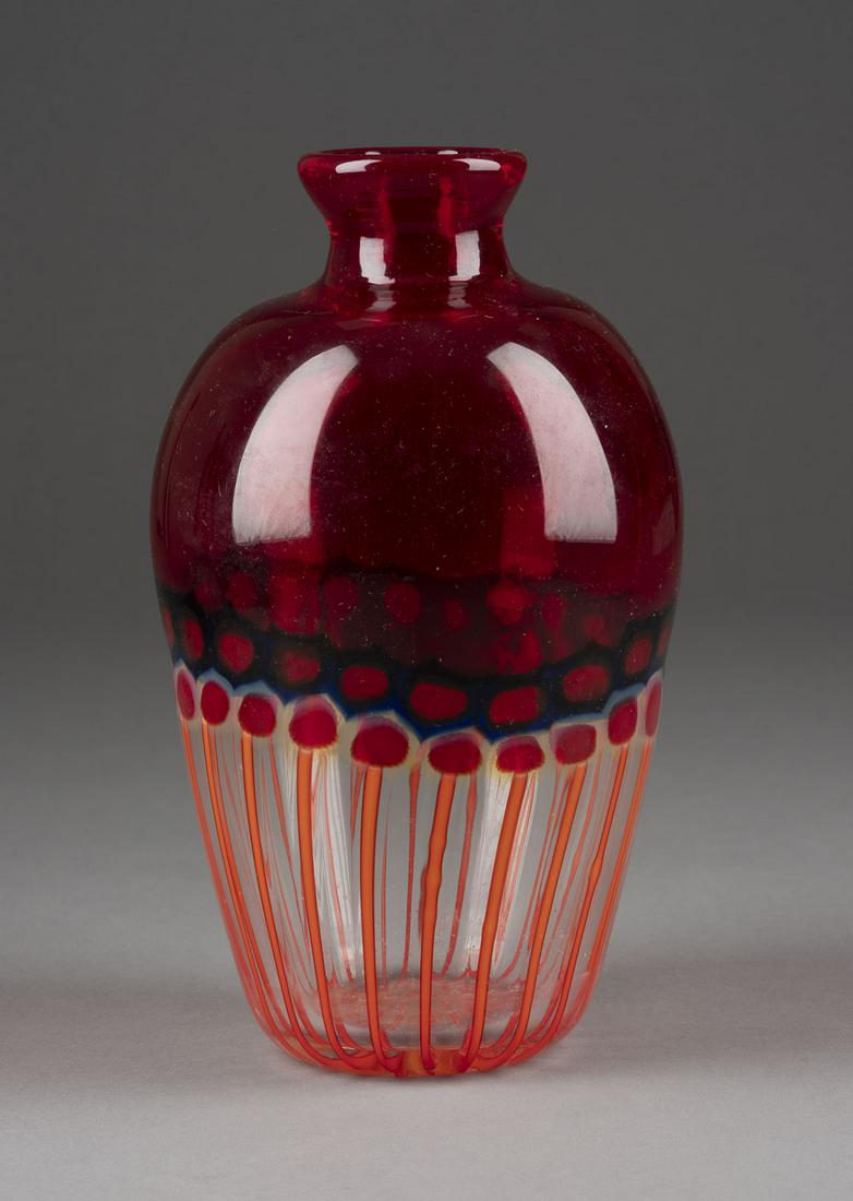 VASE: ANZOLO FUGA 1914 Murano - 1998 ebenda VASE Italien, Murano, 2. H. 20. Jh. Dunkelrotes und farbloses Glas, part. mit roten und farblosen Bandeinschmelzungen sowie Murrine. H. 25 cm, B.