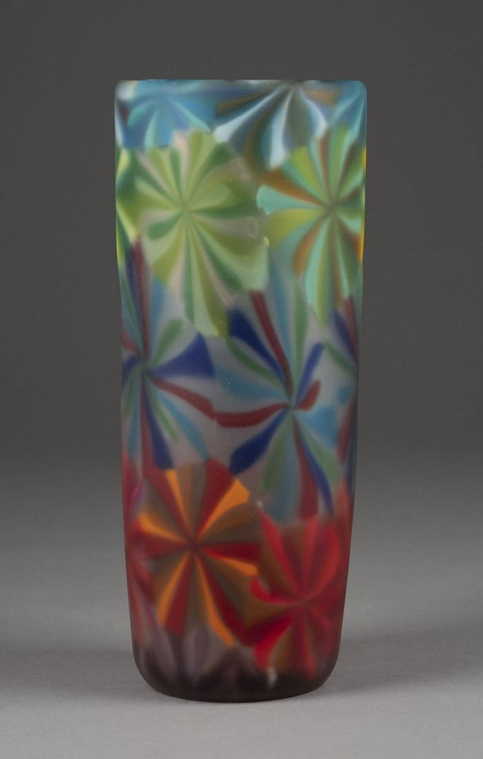 VASE 'MURRINE E STELLATO': POLLIO PERELDA1915 - 1984VASE 'MURRINE E STELLATO' Italien, Murano, Fratelli Toso, 2. H. 20. Jh. Farbloses Glas mit eingeschmolzenen Murrine. H. 29,5 cm.