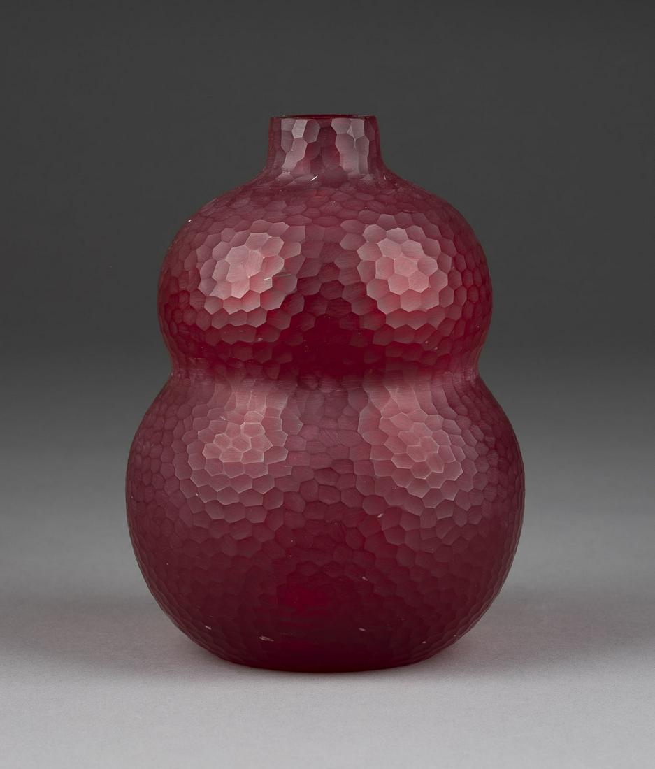 VASE 'BATTUTO' (ENTWURF UM 1940): CARLO SCARPA 1906 Venedig - 1978 Sendai/Japan VASE 'BATTUTO' (ENTWURF UM 1940) Italien, Venini & C., Ende des 20. Jahrhunderts Rotes Glas, geschliffene Hammerschlagstruktur ('battuto'