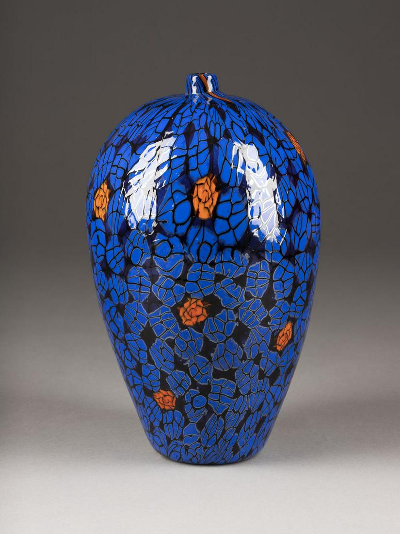 GROSSE VASE MIT MURRINE (1998): VITTORIO FERRO1932 Murano - 2012GROSSE VASE MIT MURRINE (1998) Dunkelviolettes und farbloses Glas mit eingeschmolzenen Murrine in Orange und Dunkelblau. H. 27 cm. Unter dem Stand bezeichnet und