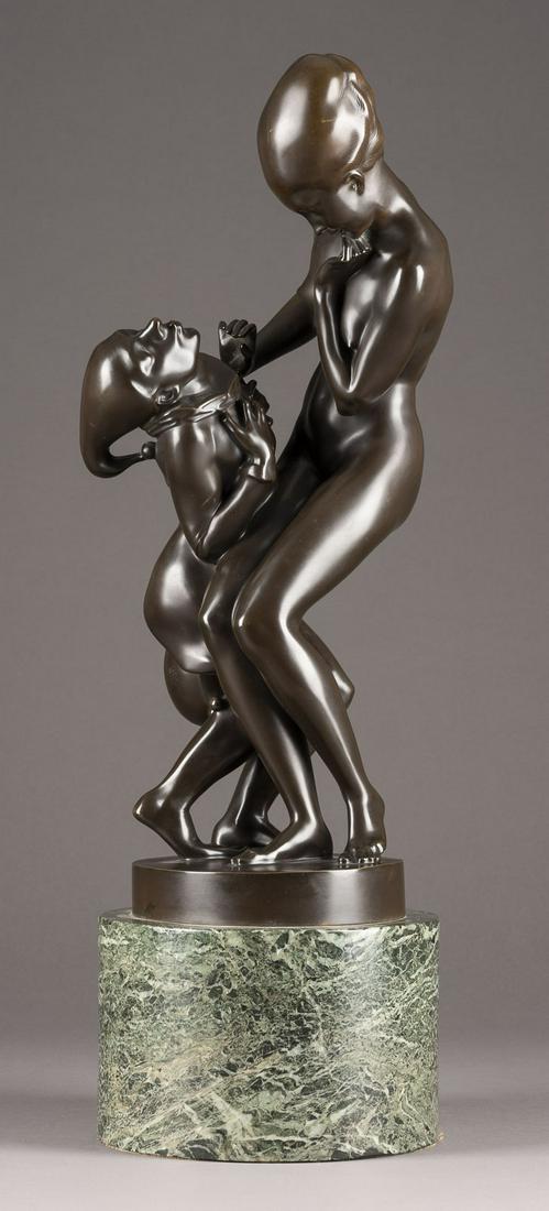 HEINRICH KARL SCHOLZ FRAUENAKT MIT VERLIEBTEM NARREN: HEINRICH KARL SCHOLZ 1880 Mildenau (Boehmen) - 1937 Wien Frauenakt mit verliebtem Narren Bronze, braun patiniert, gruener Marmor. Ges.- H. 60,5 cm, H. 48 cm (Figur). Auf der Plinthe bezeichnet 'H. K.