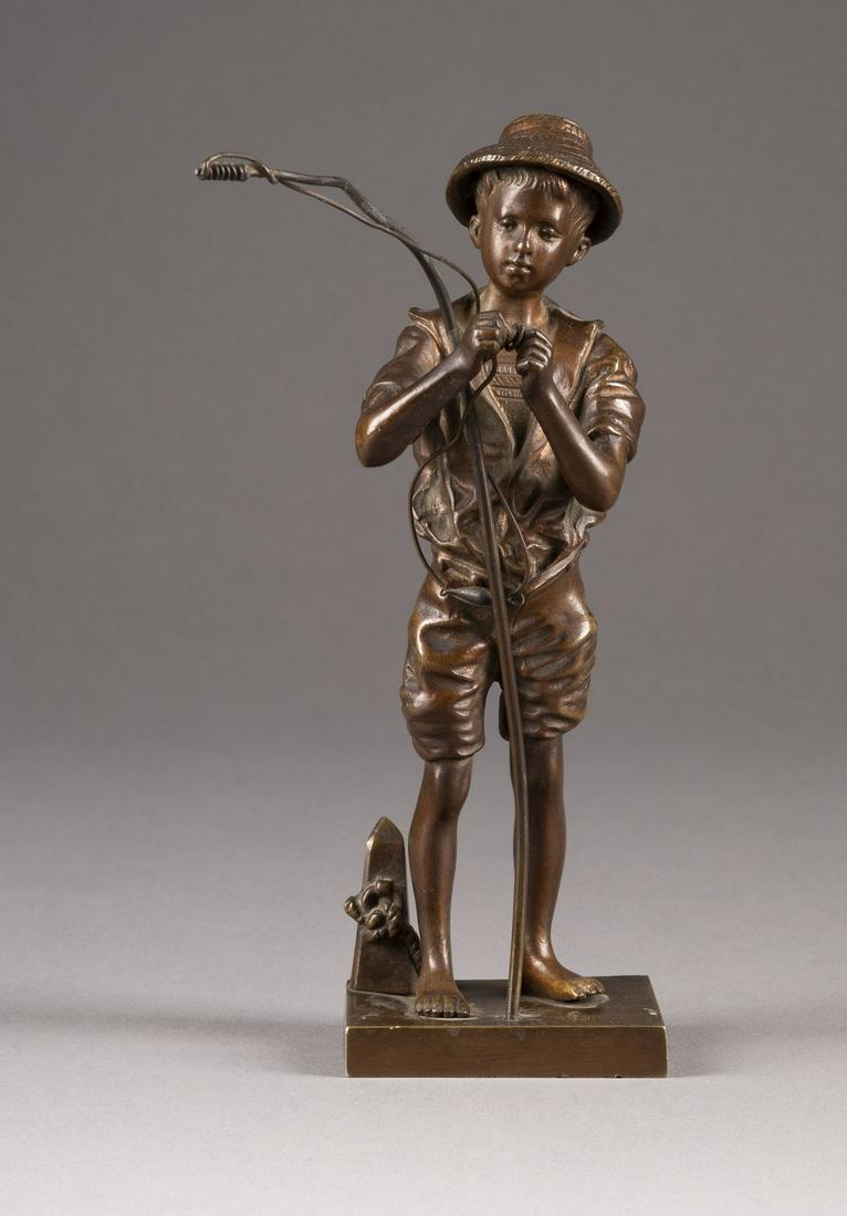 ADOLPHE JEAN LAVERGNE JUNGER ANGLER: ADOLPHE JEAN LAVERGNE 1863 Hautefort - ca. 1928 Paris (?) Junger Angler Bronze, braun patiniert. H. 18,5 cm (bis zur Angelspitze). Auf der Plinthe bezeichnet 'Lavergne', mit Giessereimarke. Part. mit