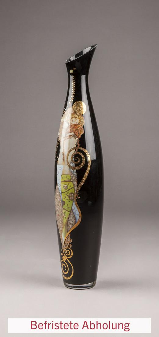 DEKORATIVE KUENSTLERVASE MIT GUSTAV KLIMTS 'WASSERSCHLANGE I': DEKORATIVE KÃœNSTLERVASE MIT GUSTAV KLIMTS 'WASSERSCHLANGE I' Deutschland, Goebel, Artis Orbis Glas, farblos mit schwarzem Unterfang, farbiger Umdruck. H. 60 cm. Oben am Rand sowie unter dem Stand m