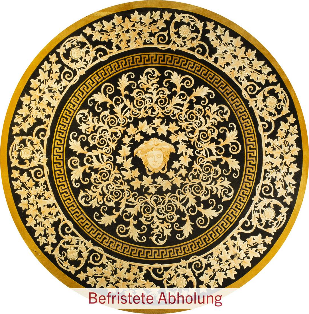 GROssER 'VERSACE'-RUNDTEPPICH MIT MEDUSA-DEKOR: GROÃŸER 'VERSACE'-RUNDTEPPICH MIT MEDUSA-KOPF Entwurf: Italien, Atelier Versace, Anfang 21. Jh. Wolle, handgetuftet. H. 1,5 cm, D. ca. 280 cm. Mit Gebrauchsspuren. ACHTUNG Vor-Ort-Auktion in Bremen