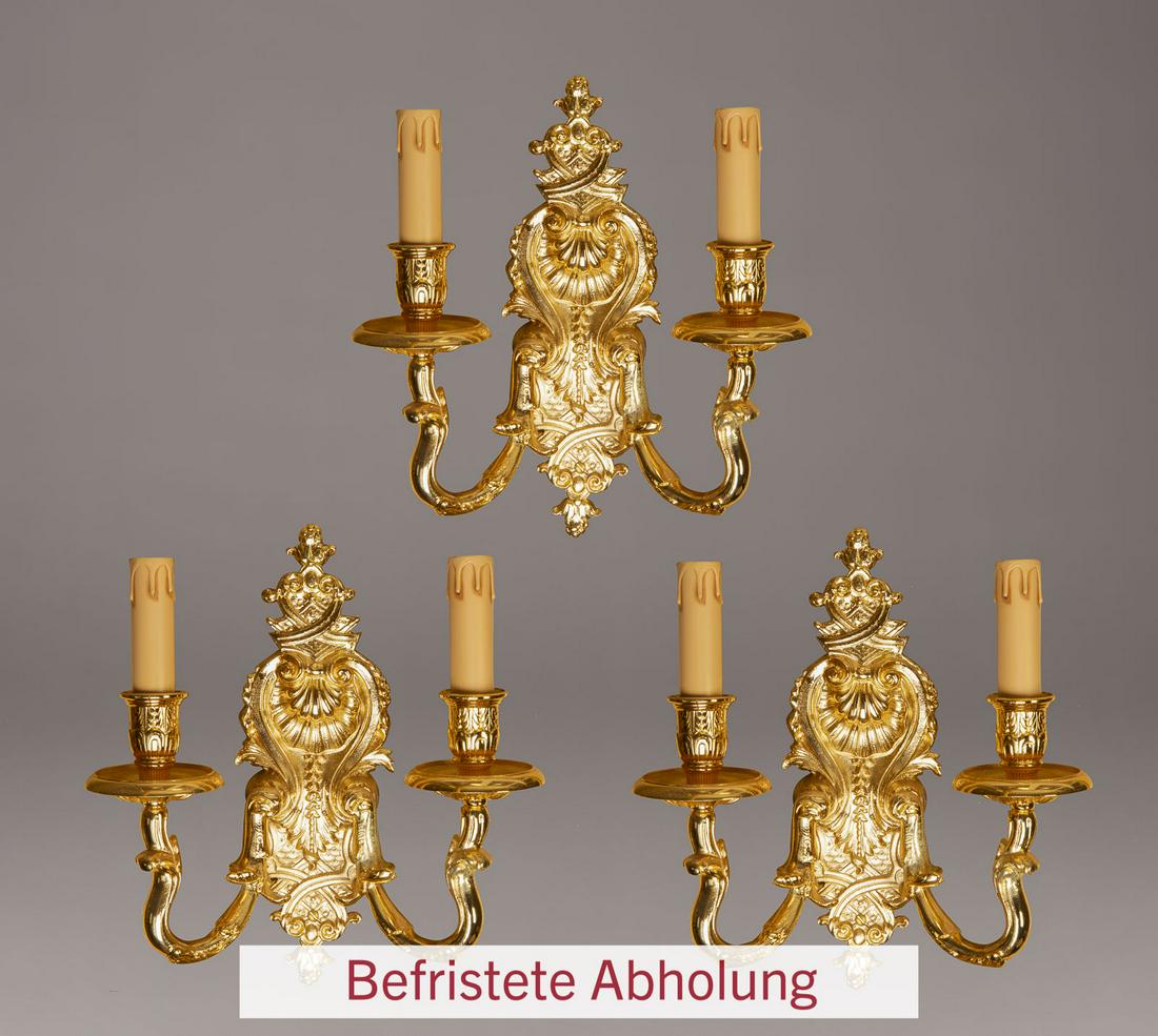 DREI WANDAPPLIKEN: DREI WANDAPPLIKEN Italien, Mailand, GM Lampadari Artistici, Anfang 21. Jh. Messing, vergoldet, zweiflammig. 2x E14, Art.-Nr. 4662/2. H. 30 cm, B. 28 cm, T. 13 cm. Mit Herstelleretikett. Mit Gebrauchss