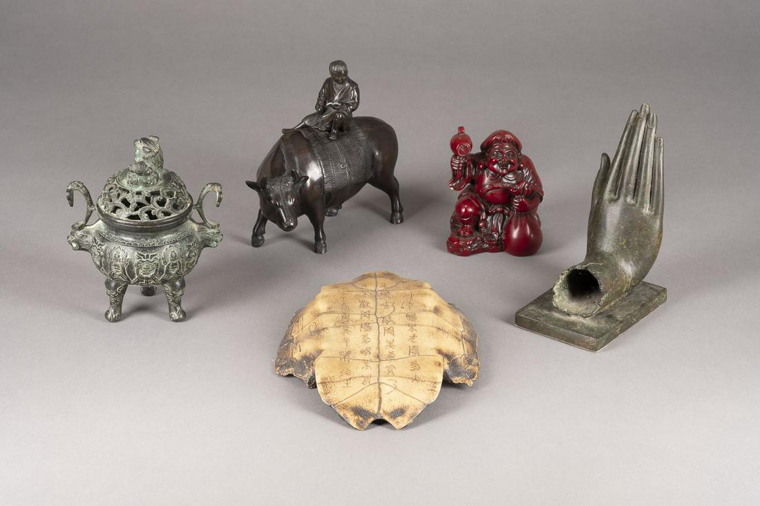 EIN FUENFTEILIGES KONVOLUT: A GROUP OF FIVE OBJECTS China/Japan Bronze/wood/bone. H. 10.8-16.5 cm, tortoise shell 21x15.6 cm. Including a bronze censer, a bronze hand of buddha, a bronze statue of shepherd boy riding a buffalo,