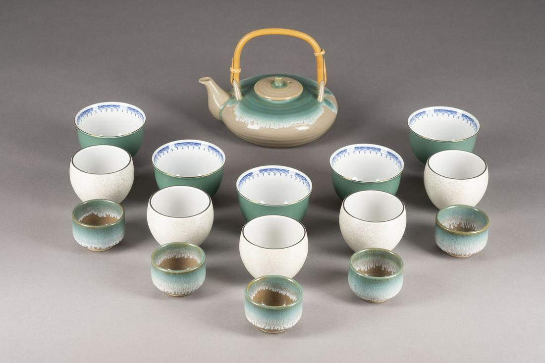 DREI SETS PORZELLAN: THREE SETS OF PORCELAIN Japan Porcelain. H. 4.2-13.6 cm/5.7 cm/5.9 cm. Including a set with a tea pot and five small cups, a set with five cups as well as another with five small cups. Generally witho
