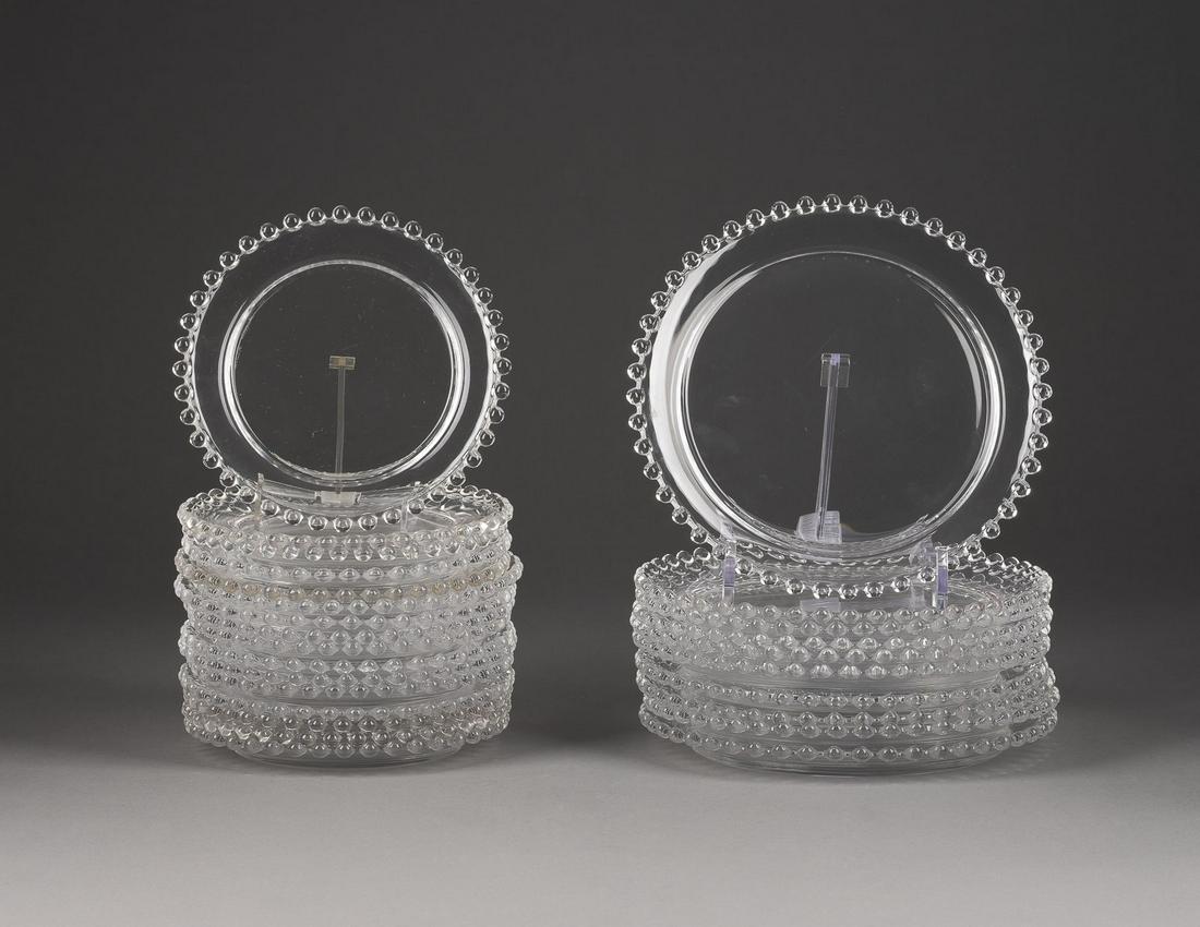 RENE LALIQUE SATZ VON 26 TELLERN 'ANDLAU': RENE LALIQUE 1860 Ay/Champagne - 1945 Paris SATZ VON 26 TELLERN 'NIPPON' Frankreich, nach 1945 Farbloses Pressglas. D. 17 und 21 cm. Im Boden bez. 'Lalique France' bzw. 'Lalique R France'. Dekoriert m
