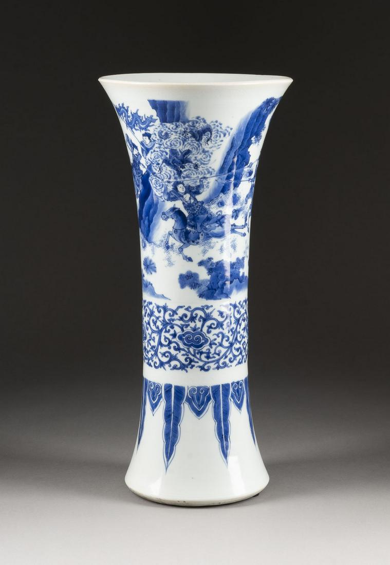 EINE BLAU-WEISSE STANGENVASE DEKORIERT MIT ROMANSZENE (1 of 6)