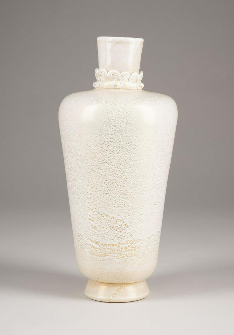 TOMASO BUZZI VASE 'INCAMICIATO': TOMASO BUZZI 1900 Sondrio - 1981 Rapallo VASE 'INCAMICIATO' Italy, Murano, Venini & C. Colourless glass, white, overlaid with ivory, meltings of delicately shattered gold foil. H. 30 cm, D. 13 cm. Mar