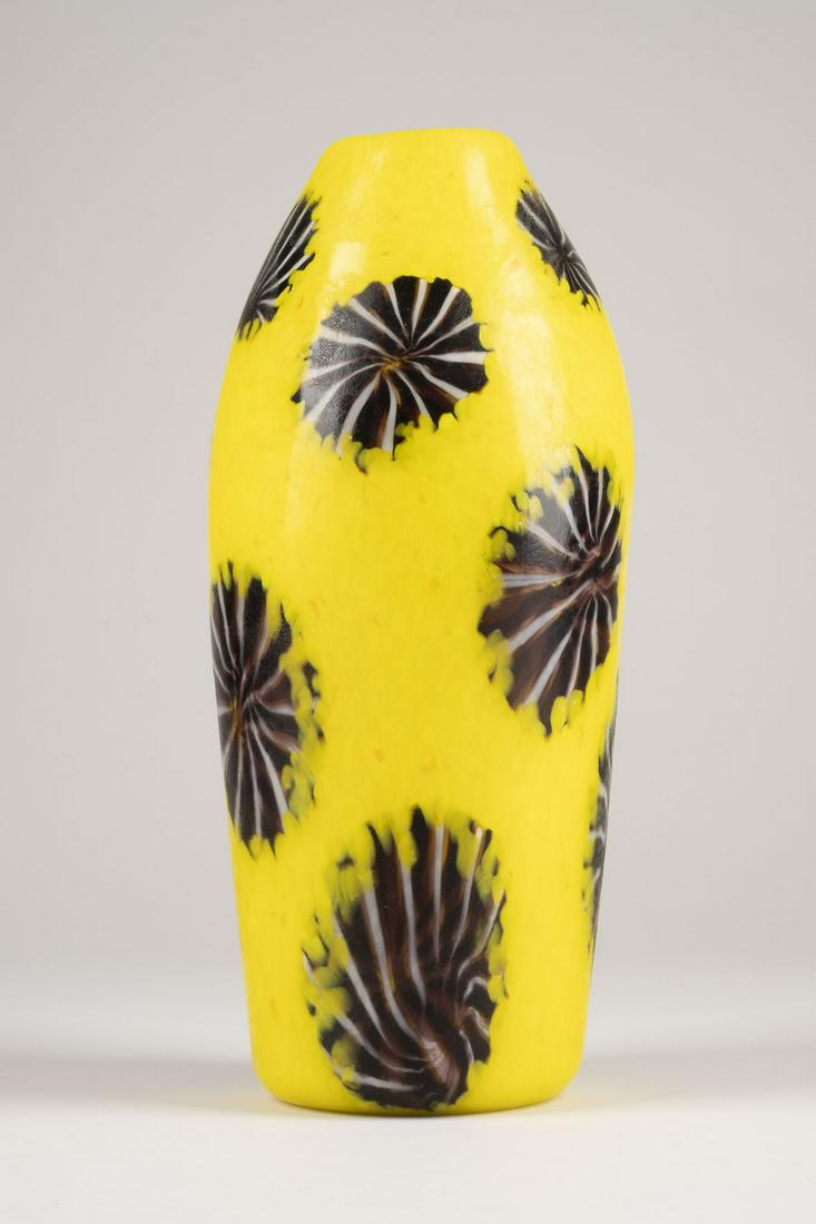 POLLIO PERELDA (ATTR.) VASE 'GIALLO CON STELLE': POLLIO PERELDA (ATTR.) VASE 'GIALLO CON STELLE' Italy, Murano, Fratelli Toso Colourless glass, meltings of yellow crumbs and large violet-white star-shaped murrini, acid-matted. H. 32 cm, D. 14 cm. La