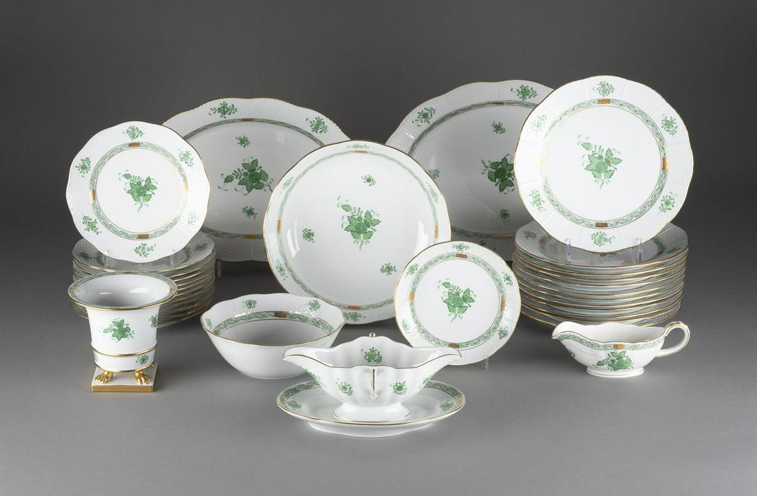 66-TEILIGES SPEISESERVICE 'APPONYI GRUEN': 66-TEILIGES SPEISESERVICE 'APPONYI GRUEN' Ungarn, Herend, 20. Jh. Porzellan, Camaieumalerei in Gruen, Goldstaffage. H. bis 13,5 cm (Terrine), L. bis 37 cm (ovale Servierplatte). Aufglasurblauer Manufa