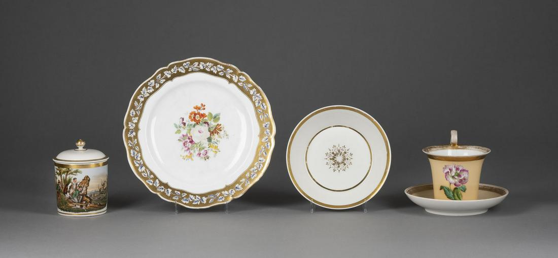 FUENFTEILIGES PORZELLAN-KONVOLUT: FUENFTEILIGES PORZELLAN-KONVOLUT Deutsch und OEsterreich, u.a. KPM Berlin, Wien, 19. Jh. Porzellan, polychrome Malerei, Goldstaffage. D. bis 24 cm, H. bis 11,5 cm. Verschiedene Manufakturmarken, Press