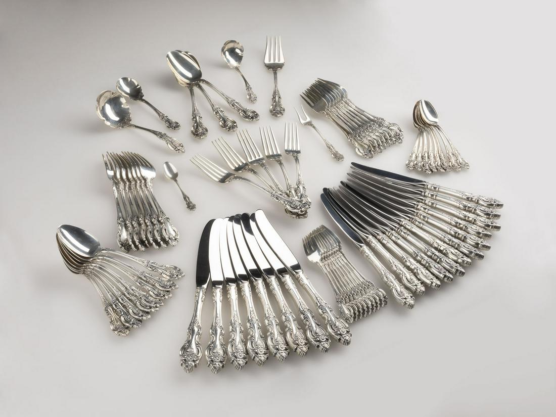 74-TEILIGES-'GRAND VICTORIAN'-BESTECK: 74-TEILIGES-'GRAND VICTORIAN'-BESTECK USA, Wallingford (CT), WALLACE SILVERSMITHS INC, nach 1973 Silber, Stahl. L.10,4-24,8 cm, 3077 g (ohne Messer). Punziert mit Herstellermarke 'WALLACE STERLING'. B