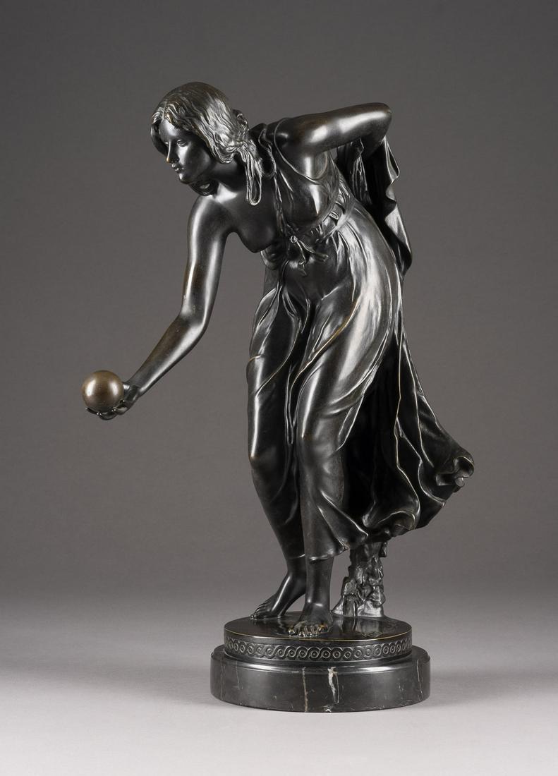 WALTER SCHOTT KUGELSPIELERIN: WALTER SCHOTT 1861 Ilsenburg - 1938 Berlin Kugelspielerin Bronze, dunkel patiniert, schwarzer Marmor. Ges.- H. 45 cm, H. 42 cm (Figur). Auf dem Sockel bezeichnet 'Walter Schott fec.', verso mit Giesse