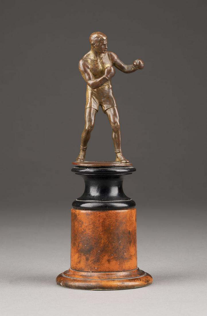 DEUTSCHER BILDPLASTIKER BOXER: DEUTSCHER BILDPLASTIKER Taetig Anfang 20. Jh. BOXER Bronze, braun patiniert. H. 10,8 cm. Sockel lose, Verluste der Patina. Provenienz: Sueddeutsche Privatsammlung.