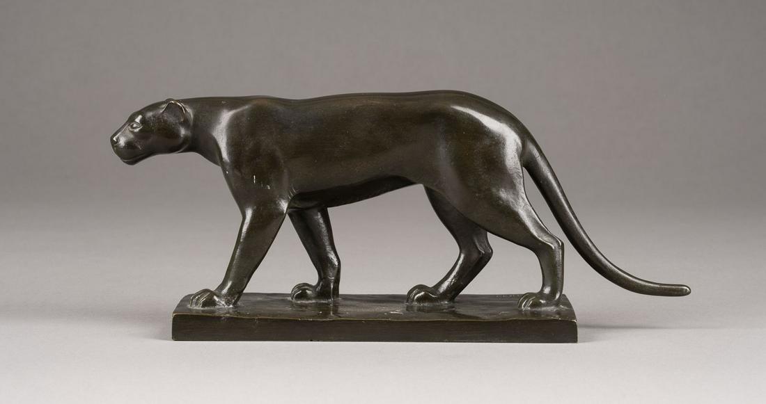 WILLY ERNST SCHADE SCHREITENDER PANTHER: WILLY ERNST SCHADE 1892 Berlin - um 1958 (?) SCHREITENDER PANTHER Bronze, braun patiniert. H. 12 cm. Auf der Plinthe signiert 'SCHADE.', Giesserstempel 'Lauchhammer Bildguss'. Min. Verluste der Patina
