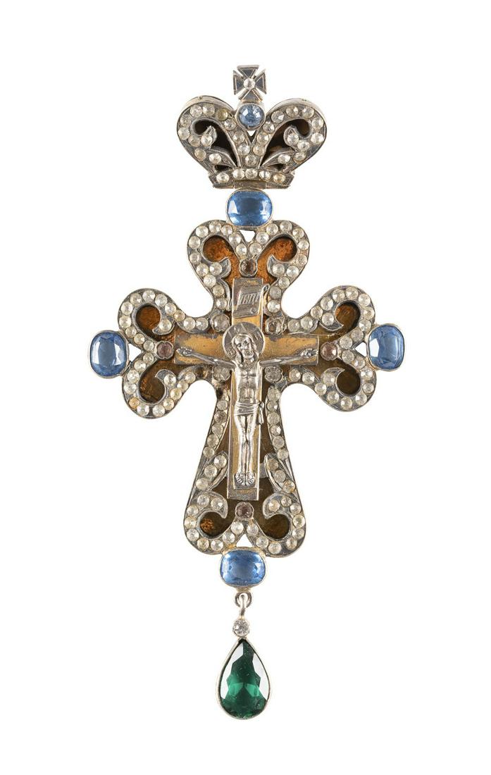 A SILVER-GILT CROSS PENDANT Russian, late 19th century S: A SILVER-GILT CROSS PENDANT Russian, late 19th century Set all over with paste stones, depicting Christ on the cross. Unmarked. 15.8 cm long.BRUSTKREUZ Russland, Ende 19. Jh. Silber, vergoldet, Simili