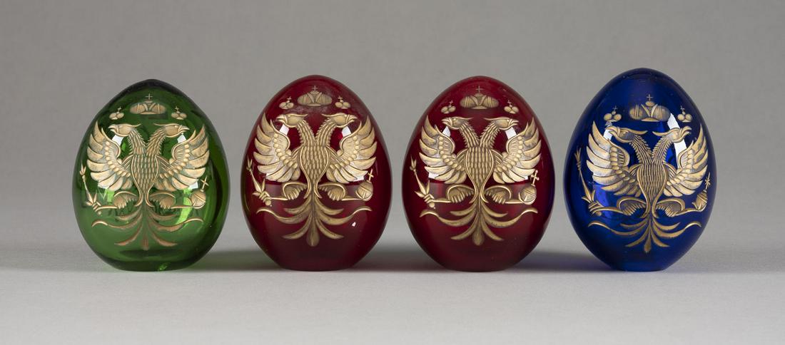FOUR GLASS EASTER EGGS 20th century Decorated with the I: FOUR GLASS EASTER EGGS 20th century Decorated with the Imperial cypher and double-headed eagle. Ca. 9 cm high.VIER OSTEREIER MIT ZARENMONOGRAMM UND DOPPELKOPFADLER 20. Jh. Gruenes, rotes und blaues Gl
