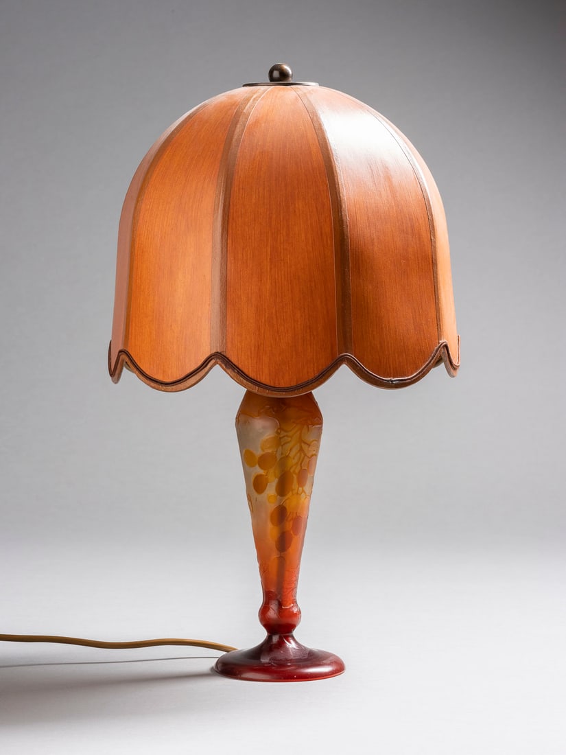 EMILE GALLE 1846 Nancy - 1904 ebenda LAMPE MIT WEINTRAUBEN: EMILE GALLE 1846 Nancy - 1904 ebenda LAMPE MIT WEINTRAUBEN Frankreich, Nancy, um 1920 Farbloses Glas, bernsteinfarbener UEberfang, rosafarbener Unterfang, AEtzdekor, elektrifiziert (nicht geprueft). H
