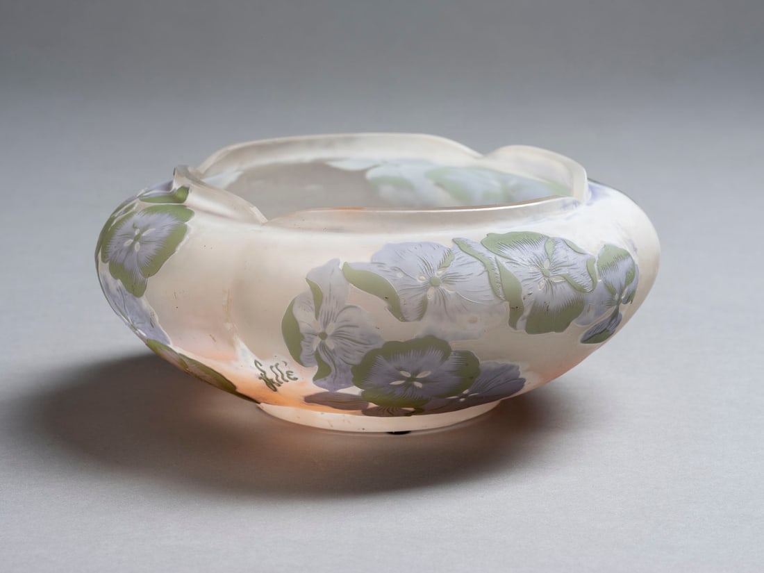 EMILE GALLE 1846 Nancy - 1904 ebenda SCHALE MIT HORTENSIEN: EMILE GALLE 1846 Nancy - 1904 ebenda SCHALE MIT HORTENSIEN Frankreich, Nancy, um 1900/04 Farbloses Glas, weisser, violetter und gruener UEberfang, lachsfarbener Unterfang, AEtzdekor. H. 8,5 cm, D. 19 
