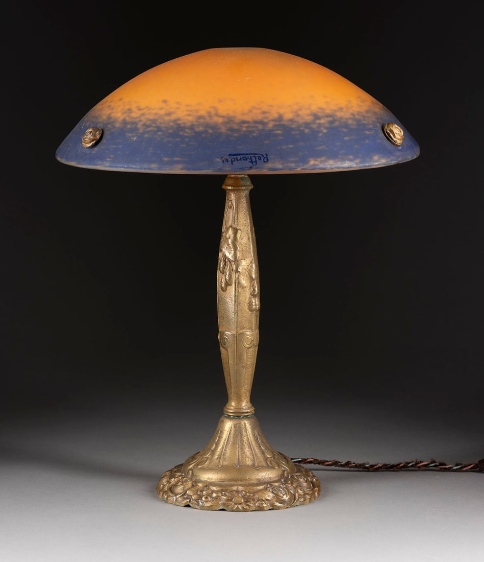 JUGENDSTIL-TISCHLAMPE Frankreich, Cristalleries Rethondes,: JUGENDSTIL-TISCHLAMPE Frankreich, Cristalleries Rethondes, um 1900 Farbloses Glas, orangefarbene und blaue Pulvereinschmelzungen, Metallmontierung, elektrifiziert (nicht geprueft). H. 45,5 cm. Auf Lam
