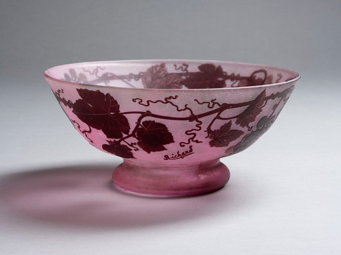GROSSE SCHALE MIT WEINREBE-DEKOR Boehmen, Klostermuehle, Loet: GROSSE SCHALE MIT WEINREBE-DEKOR Boehmen, Klostermuehle, Loetz Witwe, um 1920 Farbloses Glas, rosafarbene Pulvereinschmelzungen, purpurfarbener UEberfang, AEtzdekor. D. 30 cm. Wandung bez. 'Richard' (