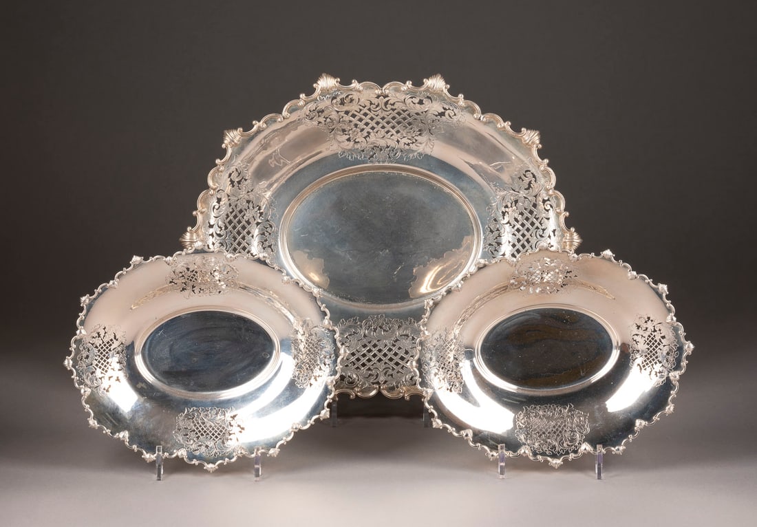 EINE GROSSE UND ZWEI KLEINE DURCHBRUCHSCHALEN Italien, Flo: EINE GROSSE UND ZWEI KLEINE DURCHBRUCHSCHALEN Italien, Florenz, 1934-1944 Silber, gegossen. L. 28,8-43,5 cm, 1649 g. Punziert mit Garantiemarken und Feingehalt '800'. Grosse Schale min. besch., min. g