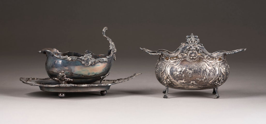 SAUCIERE AUF PRESENTOIR UND KLEINE JARDINIERE Hanau, B. Ne: SAUCIERE AUF PRESENTOIR UND KLEINE JARDINIERE Hanau, B. Neresheimer & Soehne, um 1900; Heilbronn, Bruckmann & Soehne, um 1900 Silber, gegossen, gedrueckt, teils innen vergoldet. L. 21,3 cm / 26 cm, 94