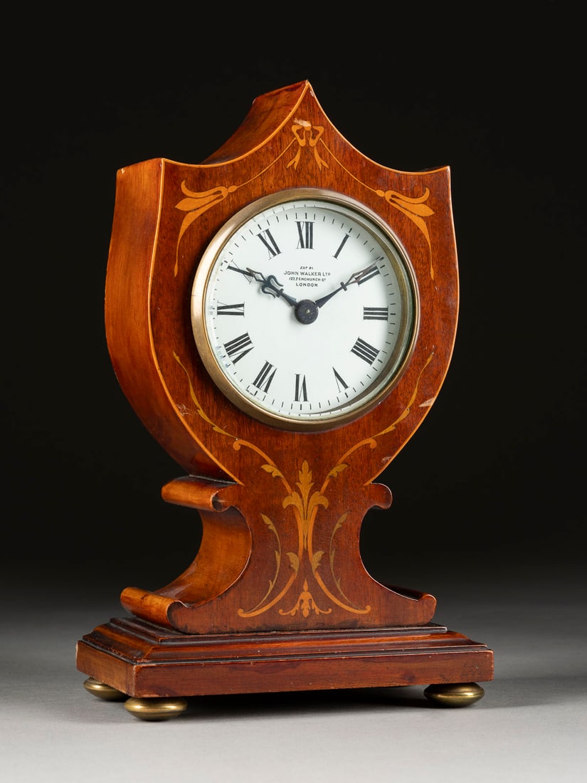 EDWARDIANISCHE TISCHUHR England, um 1910 Mahagoni, Messin: EDWARDIANISCHE TISCHUHR England, um 1910 Mahagoni, Messing, Glas, Stahl. H. 25,5 cm, B. 15 cm, T. 9 cm. Zifferblatt bez. 'Exd. by John Walker Ltd. 127 Fenchurch St. London'; Werk bez. mit Herstellerze