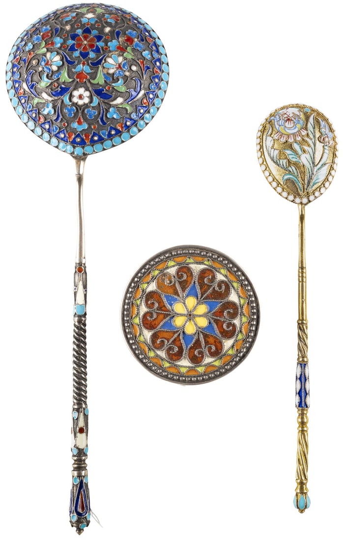 A SILVER AND CLOISONNE ENAMEL PILL BOX AND TWO SPOONS: A SILVER AND CLOISONNE ENAMEL PILL BOX AND TWO SPOONS 2nd half 20th century Bearing spurious Russian hallmarks. 4.3-17.2 cm long, 96 gr.CLOISONNE-EMAIL-DOSE UND ZWEI LOEFFEL 2. Haelfte 20. Jh. Silber,